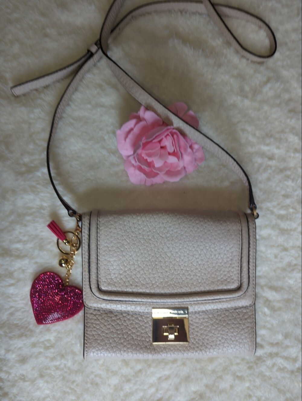 kate spade beige pebbled leather crossbody with pink heart charm